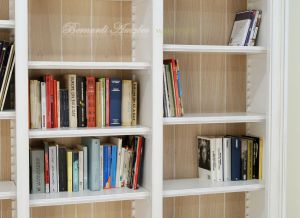 Libreria in legno con 3 ante finitura colore bianco anticato e schienali in rovere sbiancato
